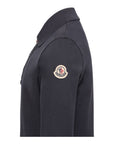 Polo blu con patch logo Moncler sulla manica
