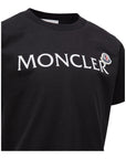 T-shirt nera con logo classico Moncler a contrasto