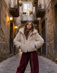 Pelliccia beige con cappuccio e dettagli logo Lulu