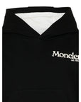Felpa nera con logo Moncler cucito a contrasto frontale