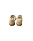 Scarpe beige con dettagli in metallo logo Fendi