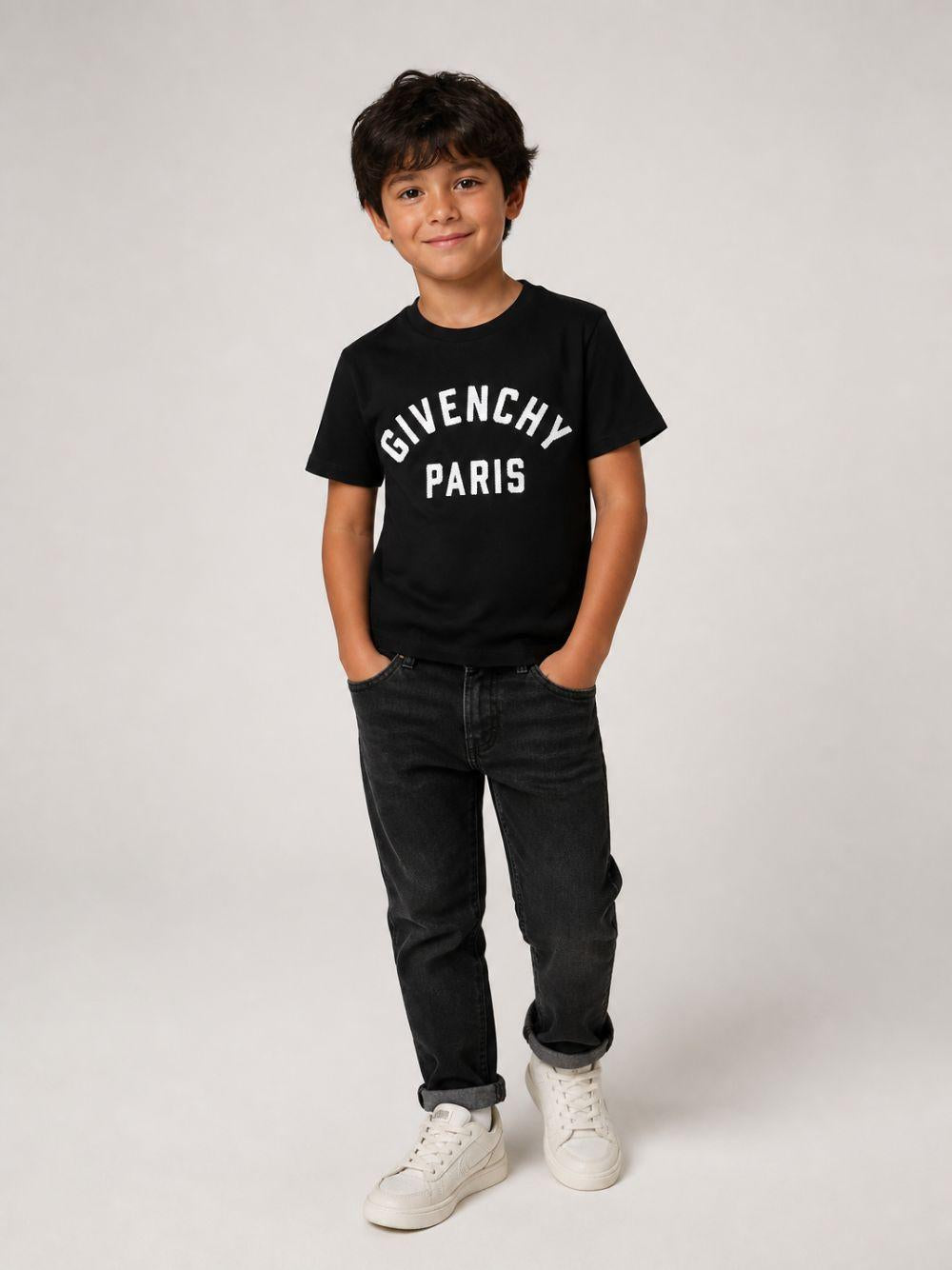 T-shirt nera con logo patch logo Givenchy cucito a contrasto