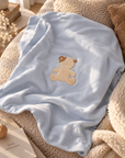 Coperta azzurra e patch orso cucito frontale Le Bebé