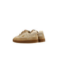Scarpe beige con dettagli in metallo logo Fendi