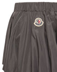 Pantaloncino grigio con patch logo Moncler cucito