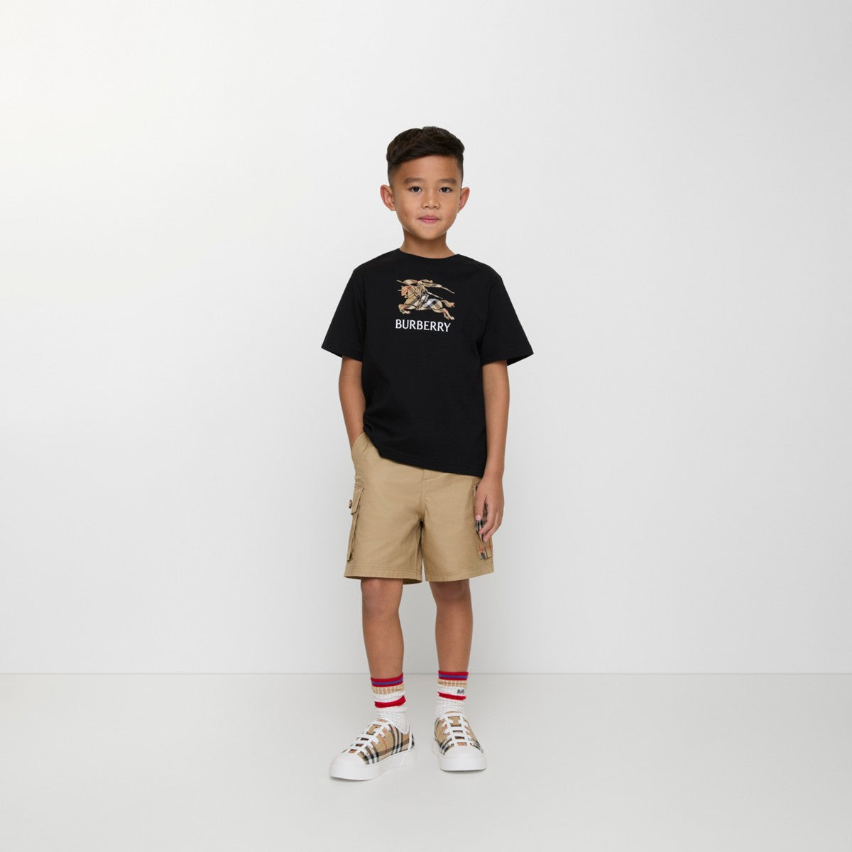 T-shirt nera con patch logo Burberry frontale