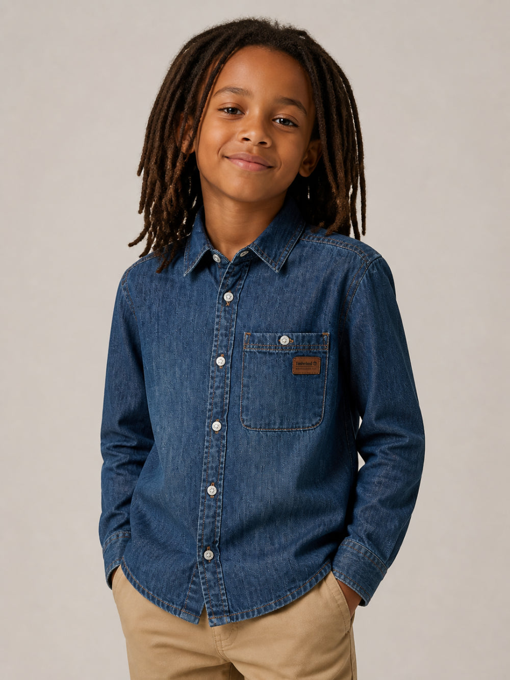 Camicia in jeans blu con patch logo Timberland cucito frontale