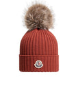 Cappello rosso con pompom e patch logo Moncler
