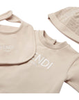 Set tutina, cappellino e bavaglino beige con logo Fendi