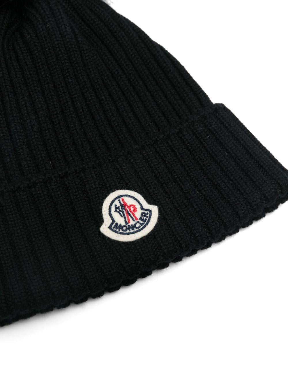 Cappello nero con pompom e patch logo Moncler