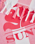 Telo mare a righe bianco e rosa con logo cucito Sundek