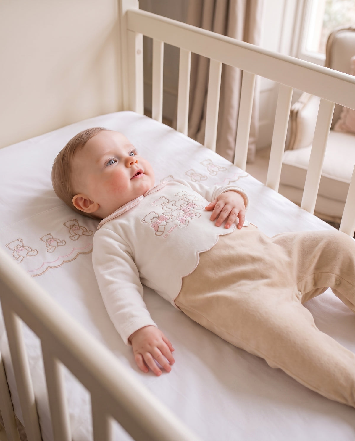 Tutina in ciniglia bianca e beige con patch orsetto e logo Le Bebé frontale