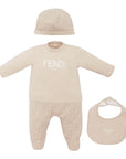Set tutina, cappellino e bavaglino beige con logo Fendi