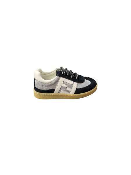 Scarpe grigie e nere con dettagli logo Fendi
