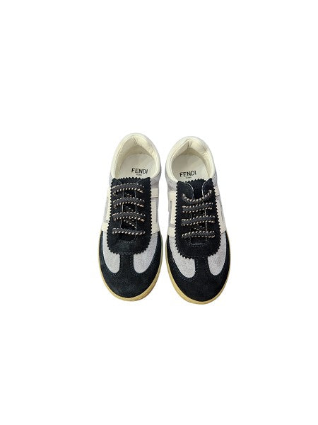 Scarpe grigie e nere con dettagli logo Fendi