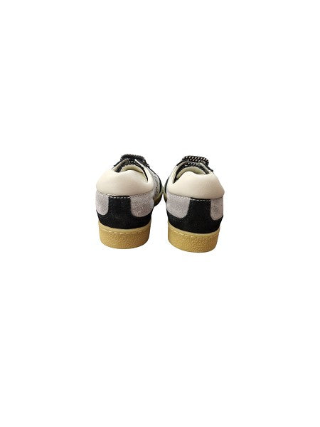 Scarpe grigie e nere con dettagli logo Fendi