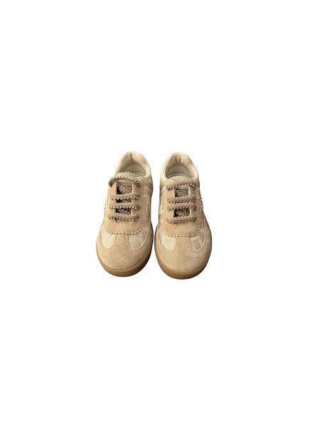 Scarpe beige con dettagli in metallo logo Fendi
