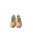 Scarpe beige con dettagli in metallo logo Fendi