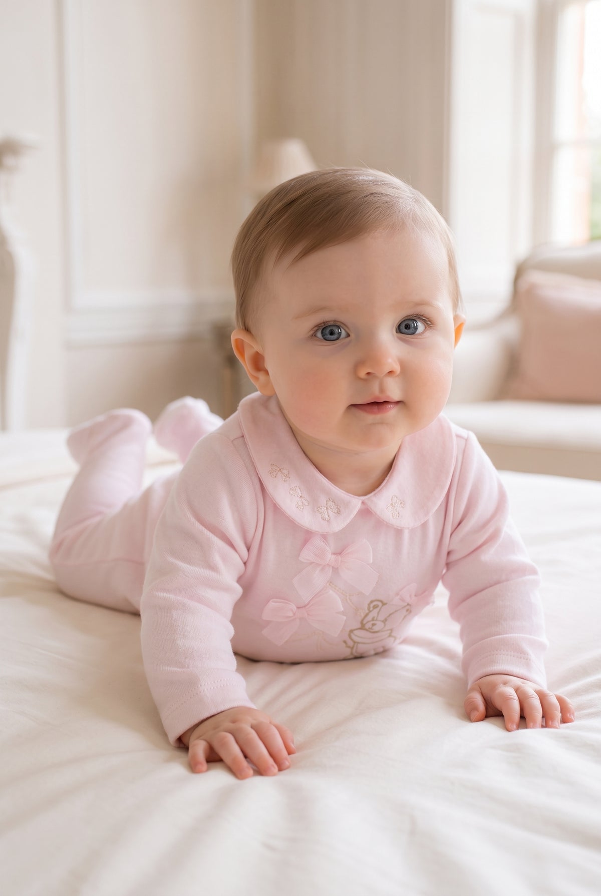 Tutina in ciniglia rosa con patch orsetto e logo Le Bebé frontale
